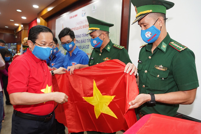 Tặng 10.000 lá cờ Tổ quốc cùng nhu yếu phẩm trị giá 450 triệu đồng cho quân dân biên giới Tây Ninh